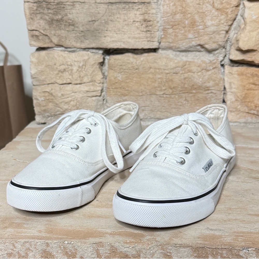 CCILU White Canvas‎ Lace-Up Sneakers - Women's US
7.5 / EU 39